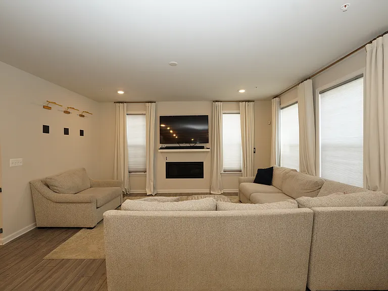 10909 Meridian Hill Way — Photo 4