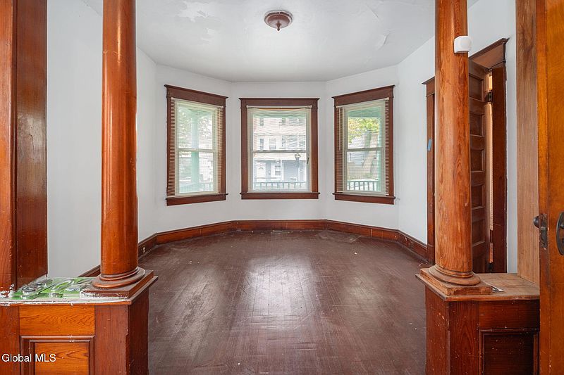 4th image of 602 Lansing Street