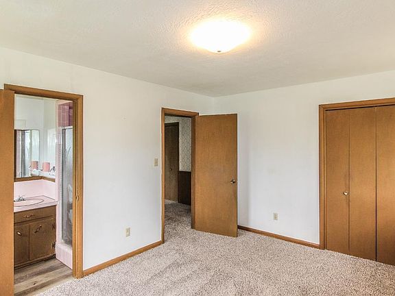 3rd image of 2655 E Lindsey St