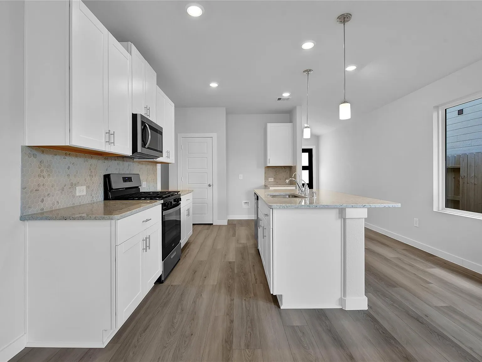 4 bed, 2.0 bath, 1557 sqft, $2,200 — Photo 4
