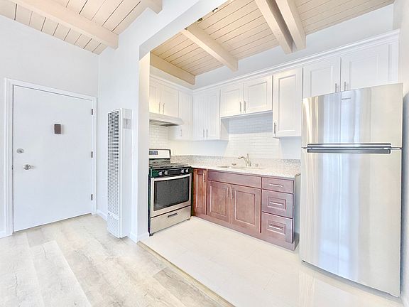 5th image of 1022 N Wilcox Ave #13