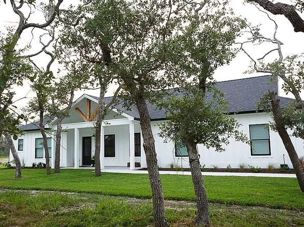 211 Coastal Wildwood Dr, Rockport, TX 78382