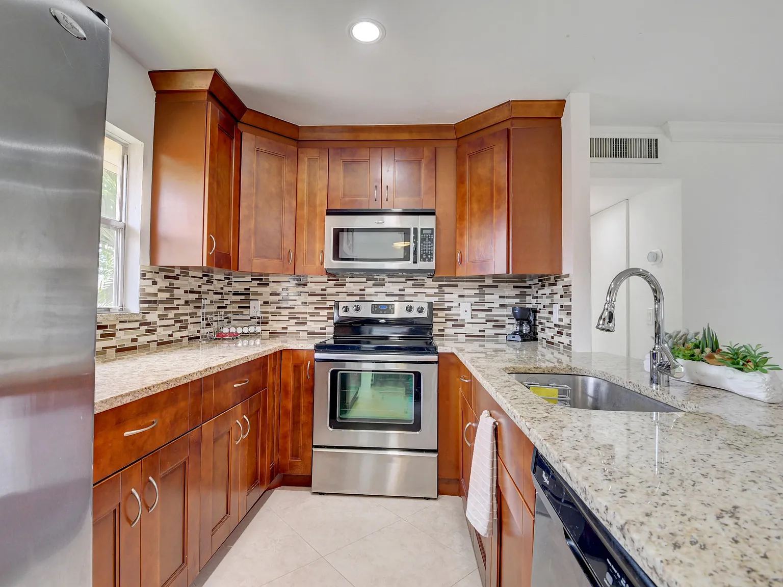 2 bed, 2.0 bath, 907 sqft, $1,650 — Photo 2
