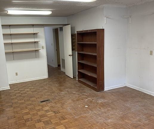 4th image of 3772 Woodward Dr