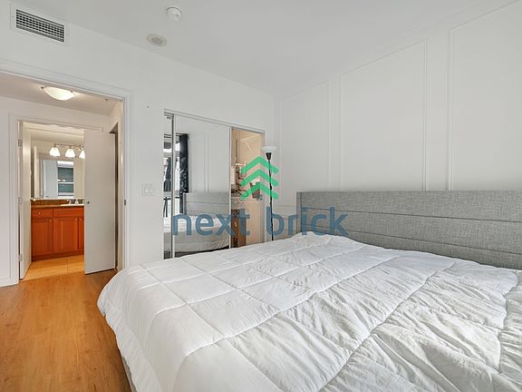 5th image of 1420 Terry Ave Unit 906