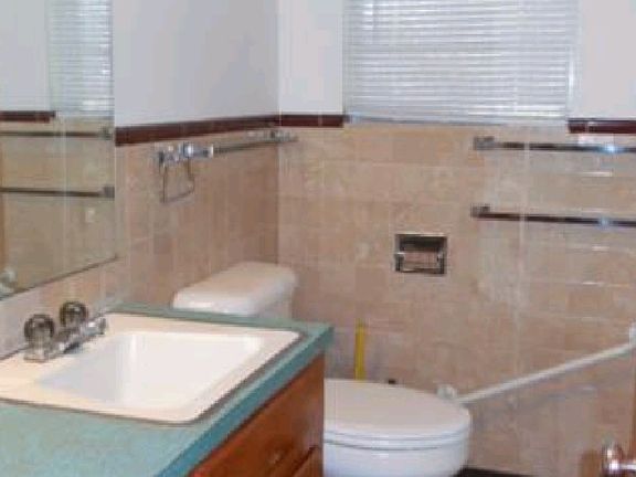 3rd image of 312 N Roosevelt Ave