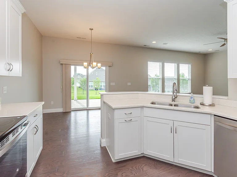 476 Carrick Dr — Photo 32
