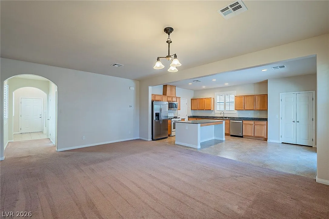 4 bed, 2.5 bath, 1990 sqft, $2,400 — Photo 3