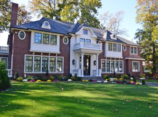 10 Locust Dr, Great Neck, NY 11021