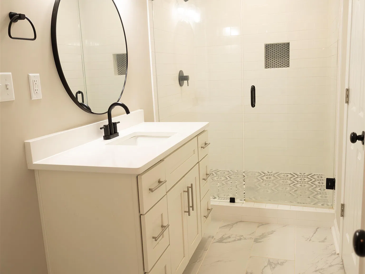 3 bed, 2.0 bath, 1220 sqft, $2,200 — Photo 3