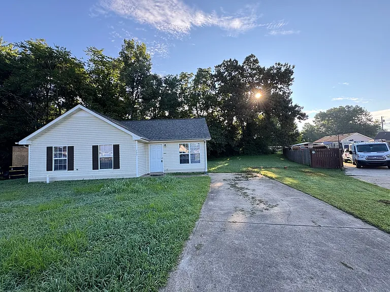 223 Faulkner Ct — Photo 3
