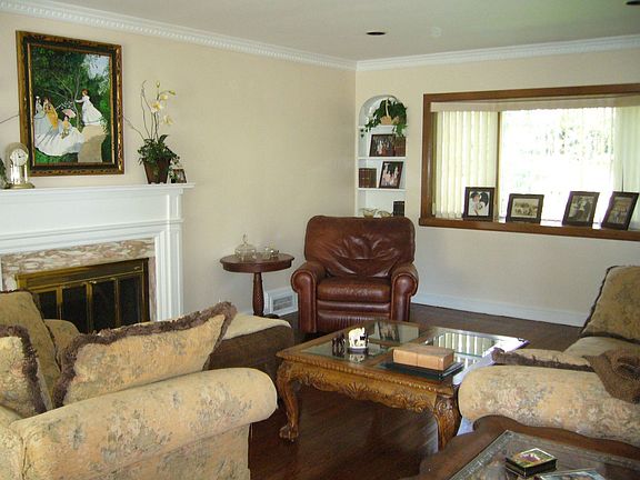 Marble fireplace,oak floor,recessed lighting L/R