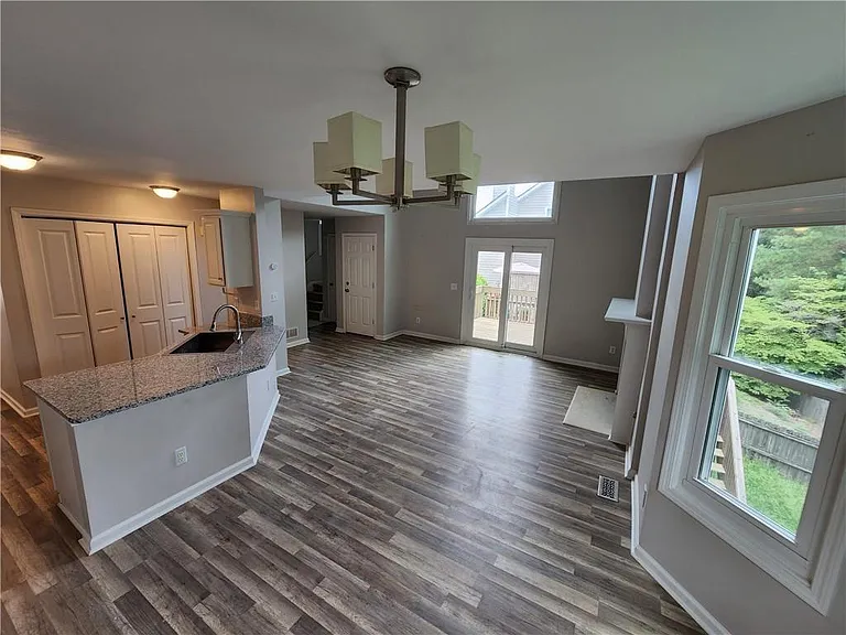 156 Stoneforest Dr — Photo 4