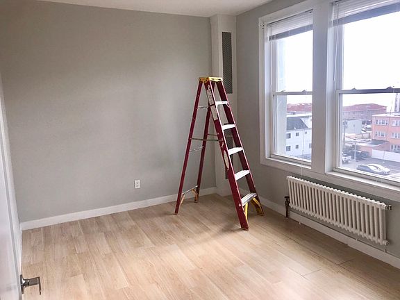 4th image of 215 E Broadway APT 5S