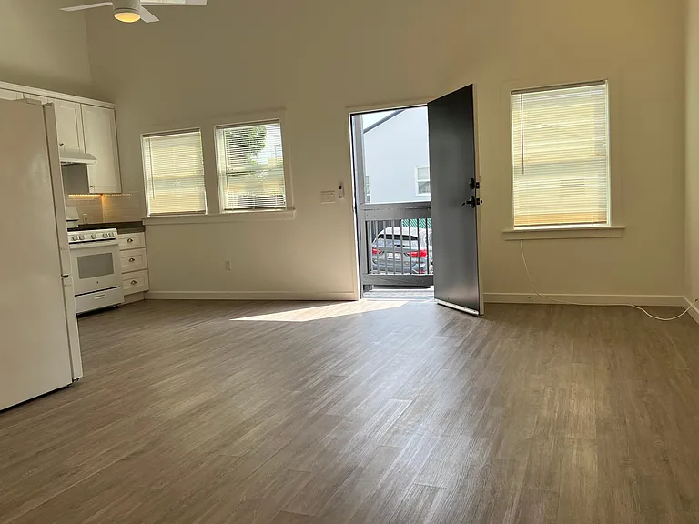 2587 University Ave #4 — Photo 2