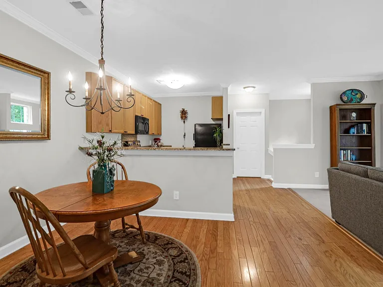 1328 Kingsford Ln — Photo 5