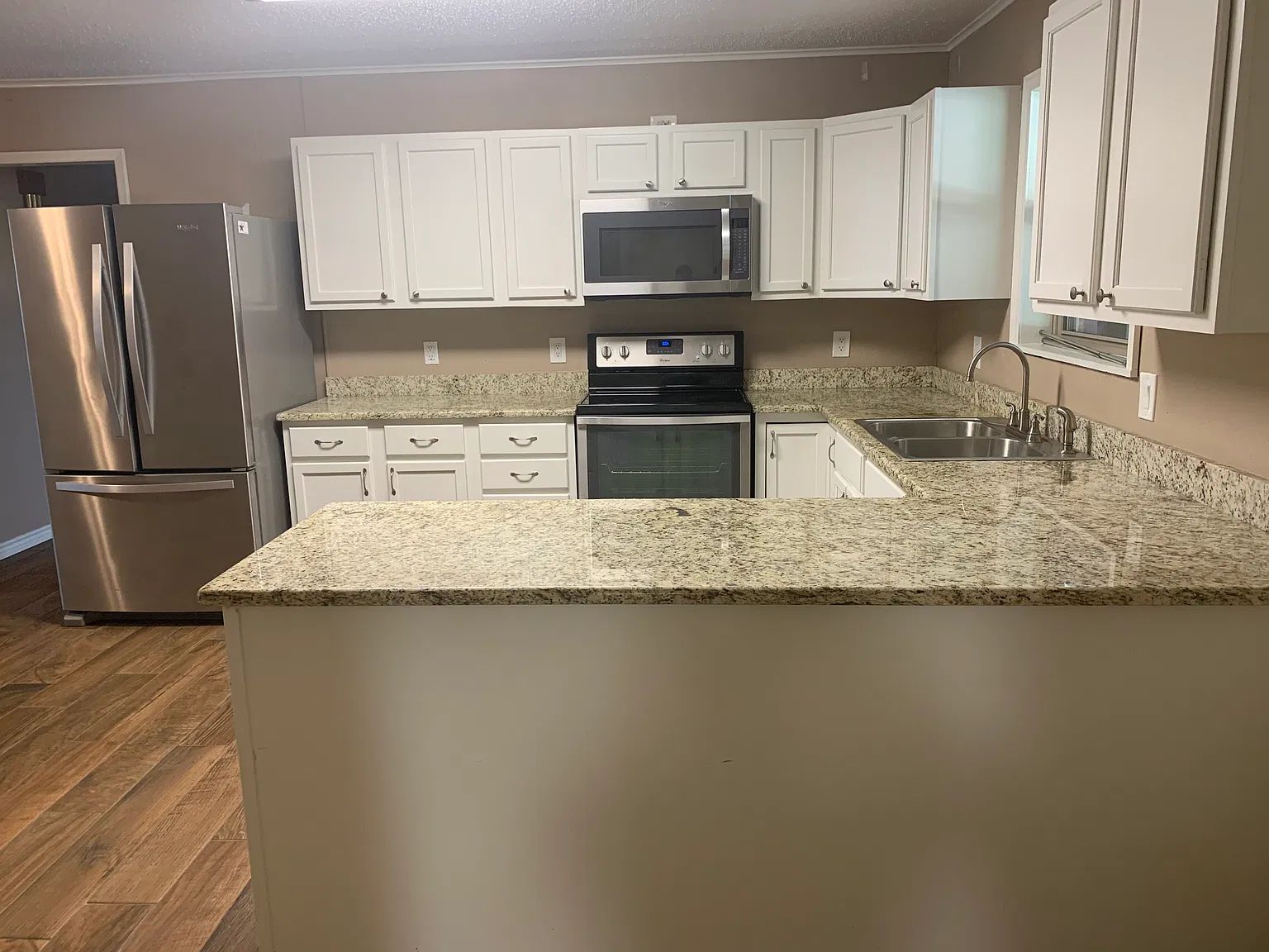 3 bed, 1.5 bath, 1900 sqft, $1,750 — Photo 2