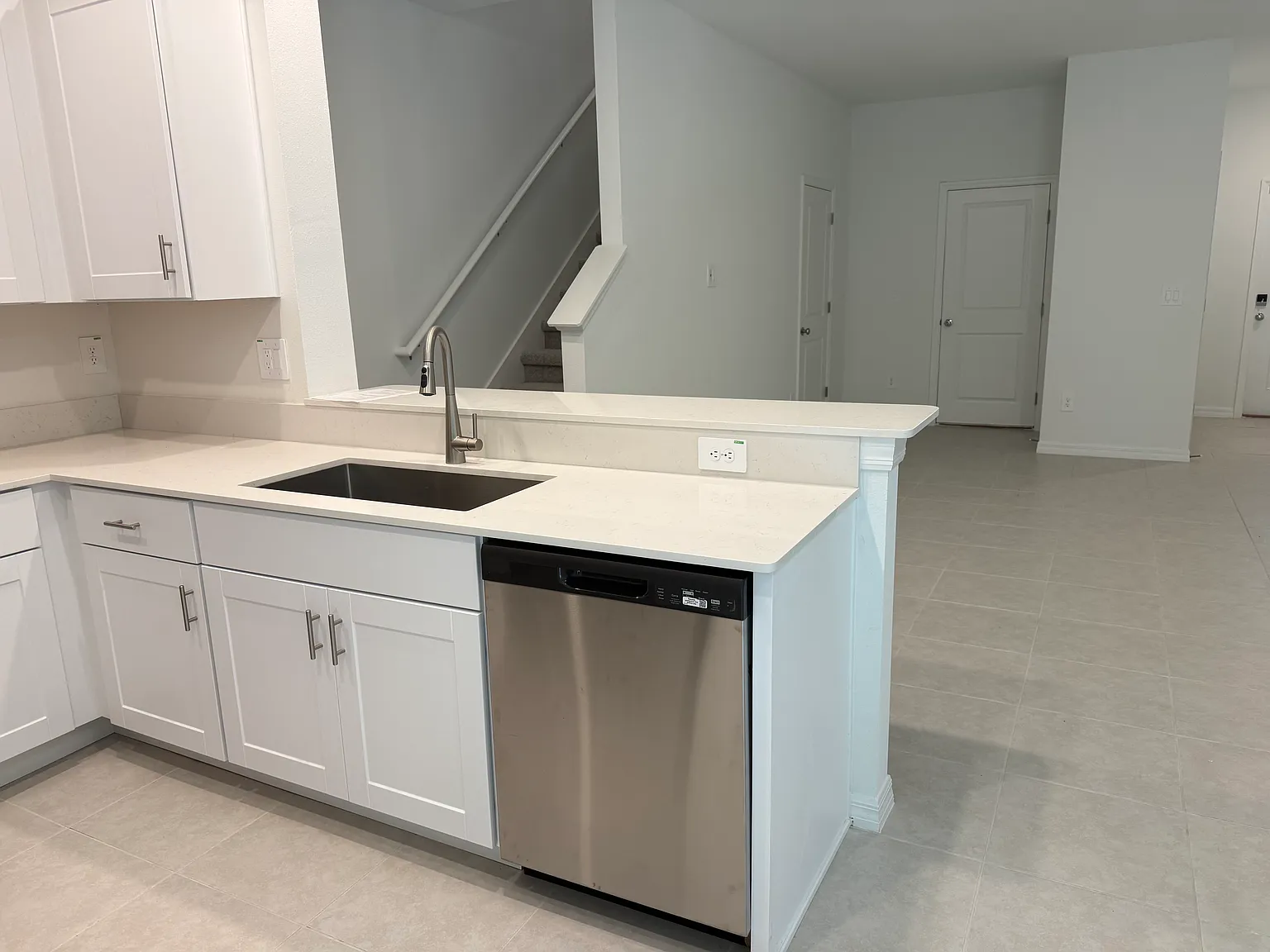 3 bed, 2.5 bath, 1666 sqft, $1,990 — Photo 3