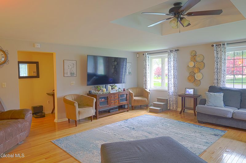 4th image of 103 Steeple Way