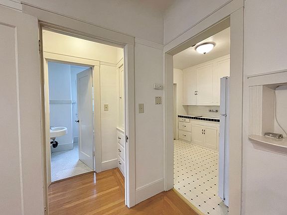 5th image of 928 27th St APT 3