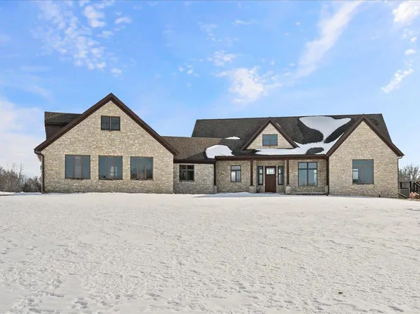 2861 Clay Hill Rd, Decorah, IA 52101