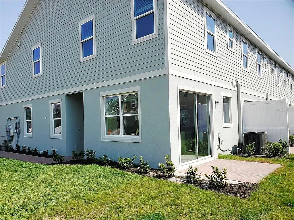 3 bed, 2.5 bath, 1703 sqft, $2,100 — Photo 2