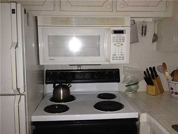 4th image of 275 Chatham N #275
