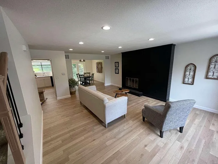 618 Arrowhead Dr — Photo 2