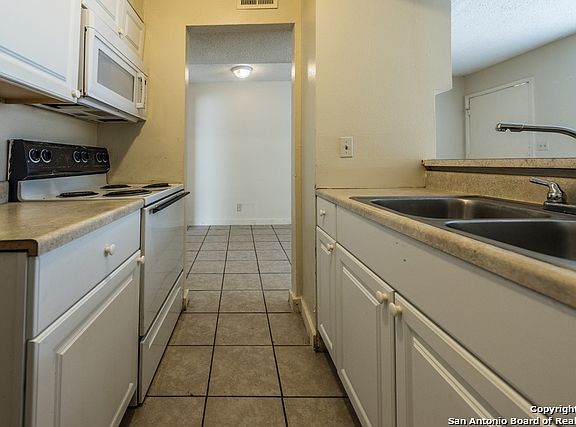 5th image of 200 E Courtland Pl APT 04
