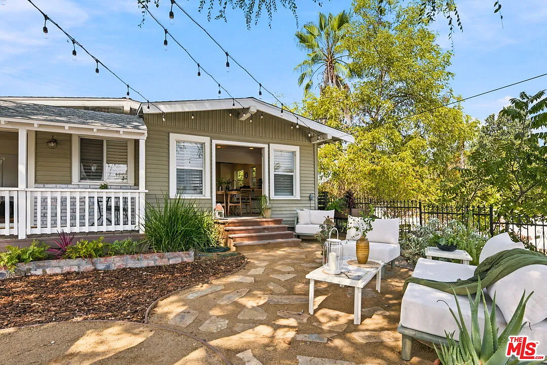 2 bed, 1.0 bath, 1100 sqft, $4,995 — Photo 3