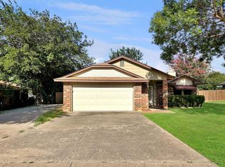 708 Crestview Dr, Kennedale, TX 76060