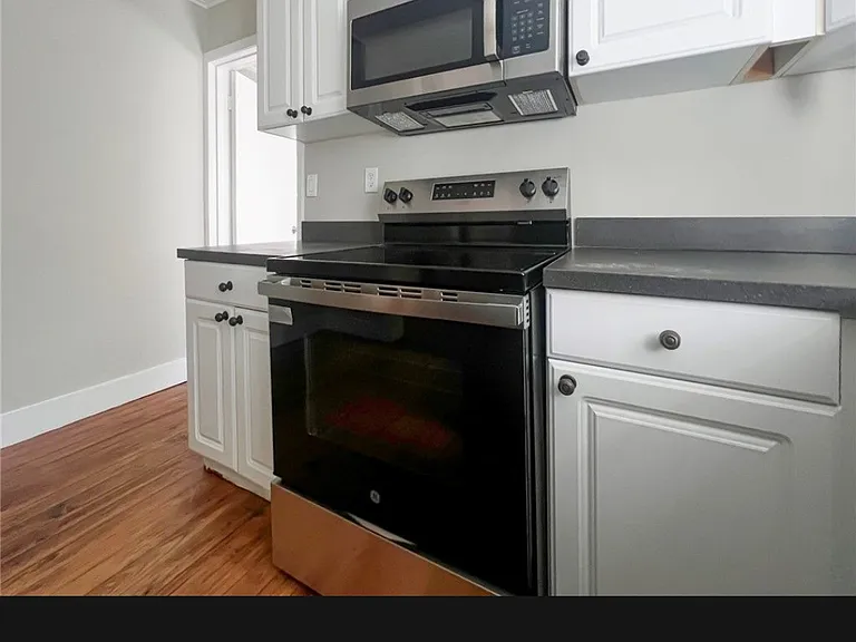 206 E Hall St — Photo 5