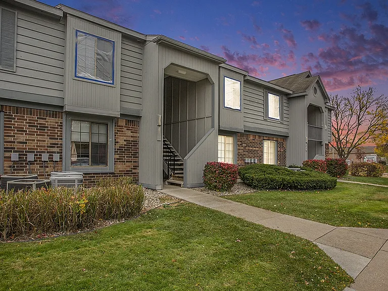 Hampton Lakes Apartments — Photo 49