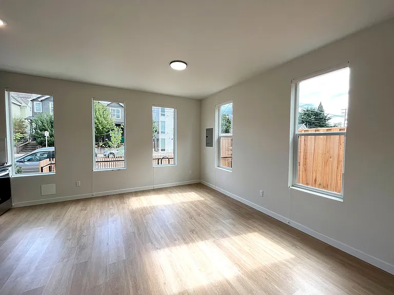 4723 N Williams Ave — Photo 3