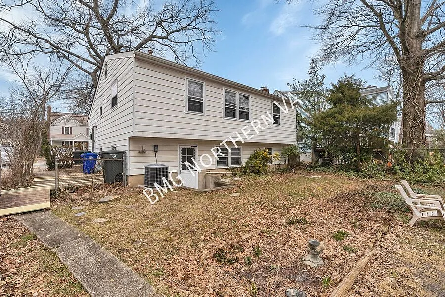 Well Maintained 3 Bedroom 1.5 Bathroom Split Level Home In Desirable Glencarlyn — Photo 2
