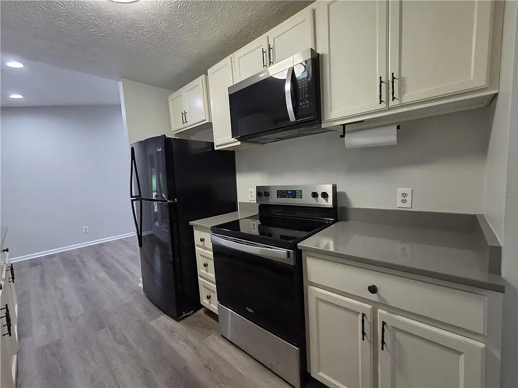 3 bed, 2.0 bath, 1291 sqft, $2,300 — Photo 3