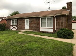 605 Birchwood Dr, North Aurora, IL 60542