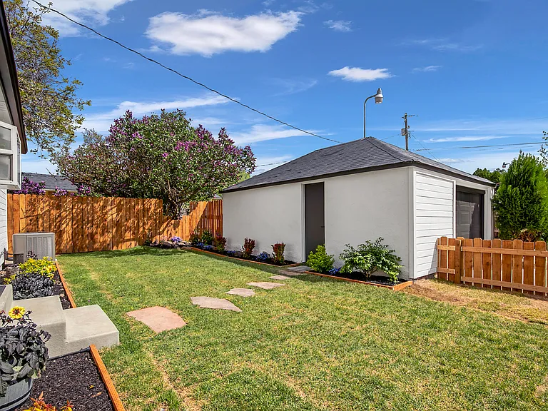 1309 W Melrose St — Photo 36