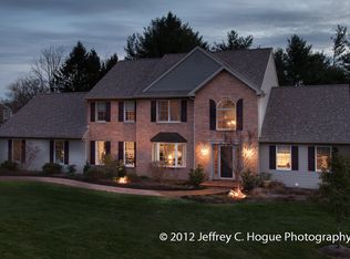 5 Winding Creek Dr, Douglassville, PA 19518