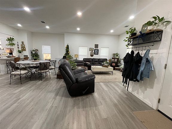 5th image of 200 S Austin St