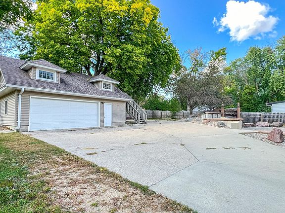 5th image of 848 S Park St