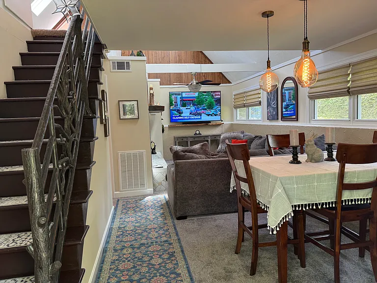 200 Pine Dr — Photo 2