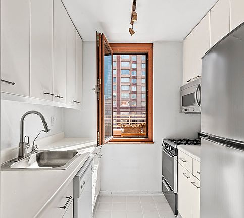 4th image of 393 W 49th St APT 6HH