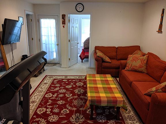 Entrance floor living space