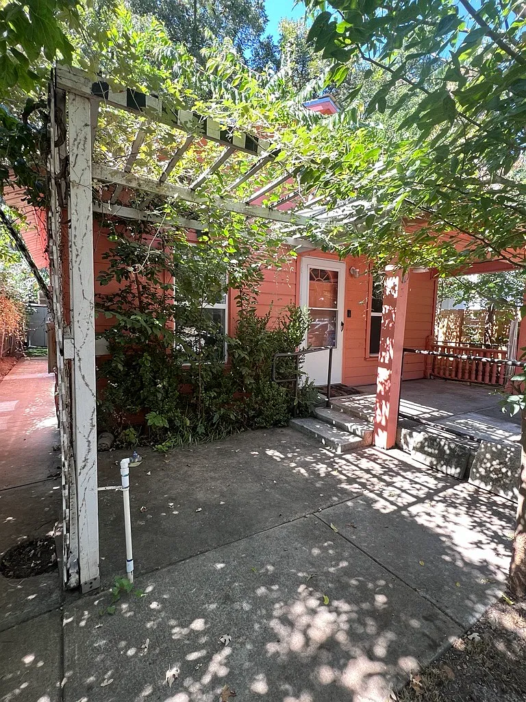 2215 Garden St — Photo 3