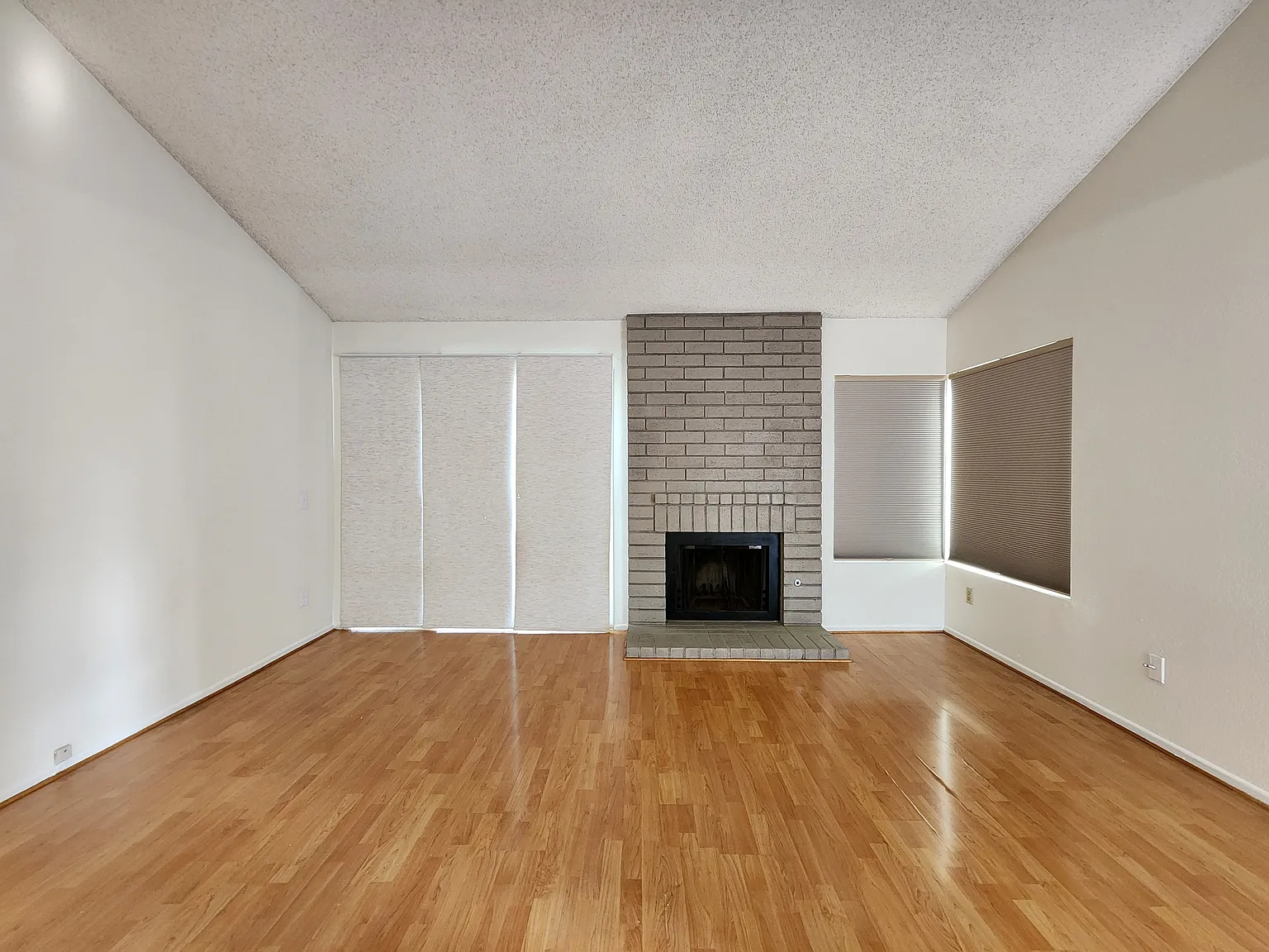 3 bed, 2.5 bath, 1345 sqft, $2,900 — Photo 2