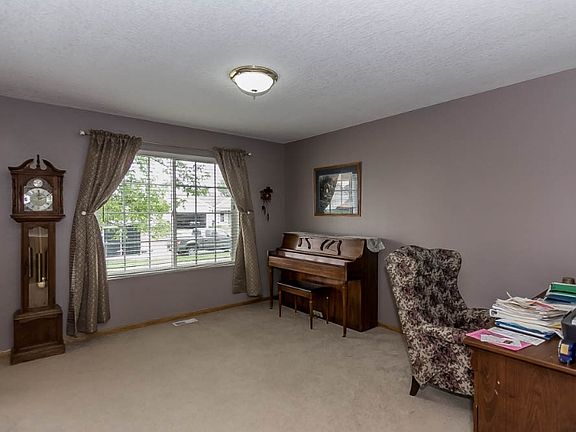 5th image of 703 SE Woodbine Dr