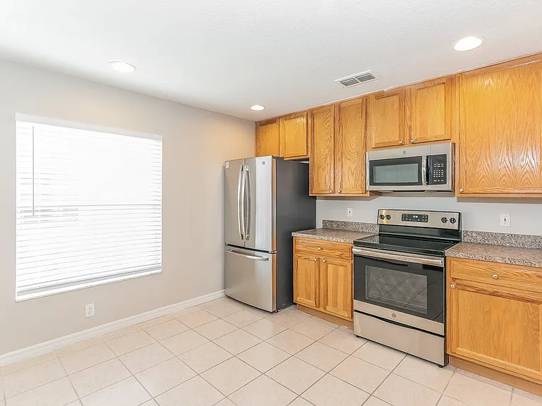 2221 Heathwood Cir — Photo 5