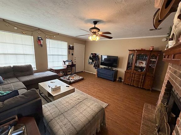 3rd image of 4101 Woodcrest Dr