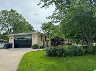 717 Emerald Dr, Storm Lake, IA 50588